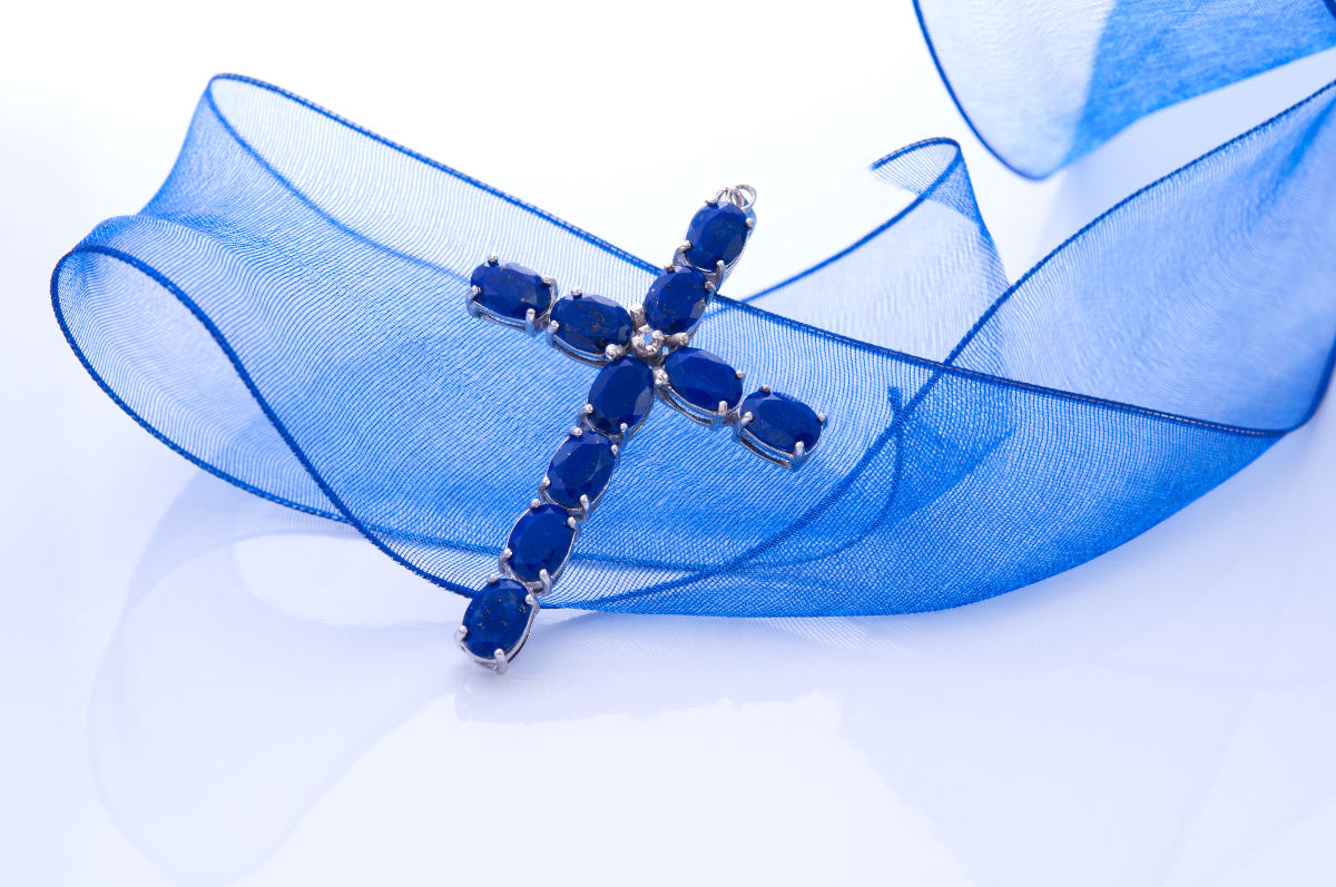 Pendentif en croix et pierres précieuses